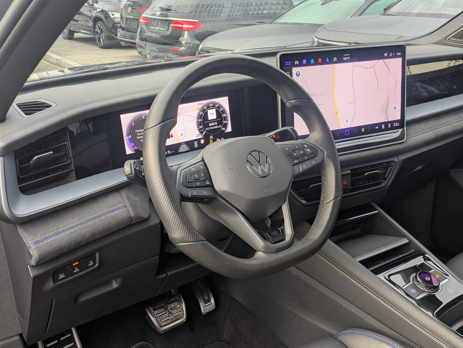 Fahrzeugabbildung Volkswagen Tayron 2.0 TDI 4M R-Line BLACK*7S*IQ*LEDER*PANO