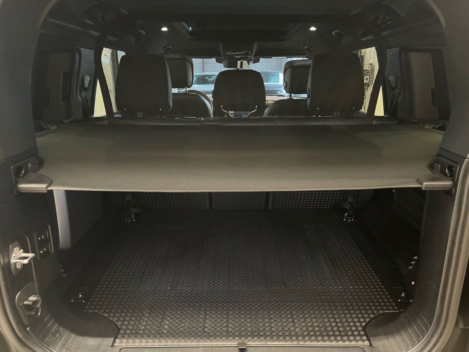 Fahrzeugabbildung Land Rover Defender 110 P525 V8 Carpathian Edition 22" Rad