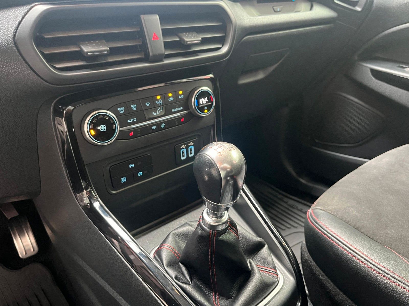 Fahrzeugabbildung Ford EcoSport 1.0Ecoboost ST-Line*B&O*Winter*Navi*APP