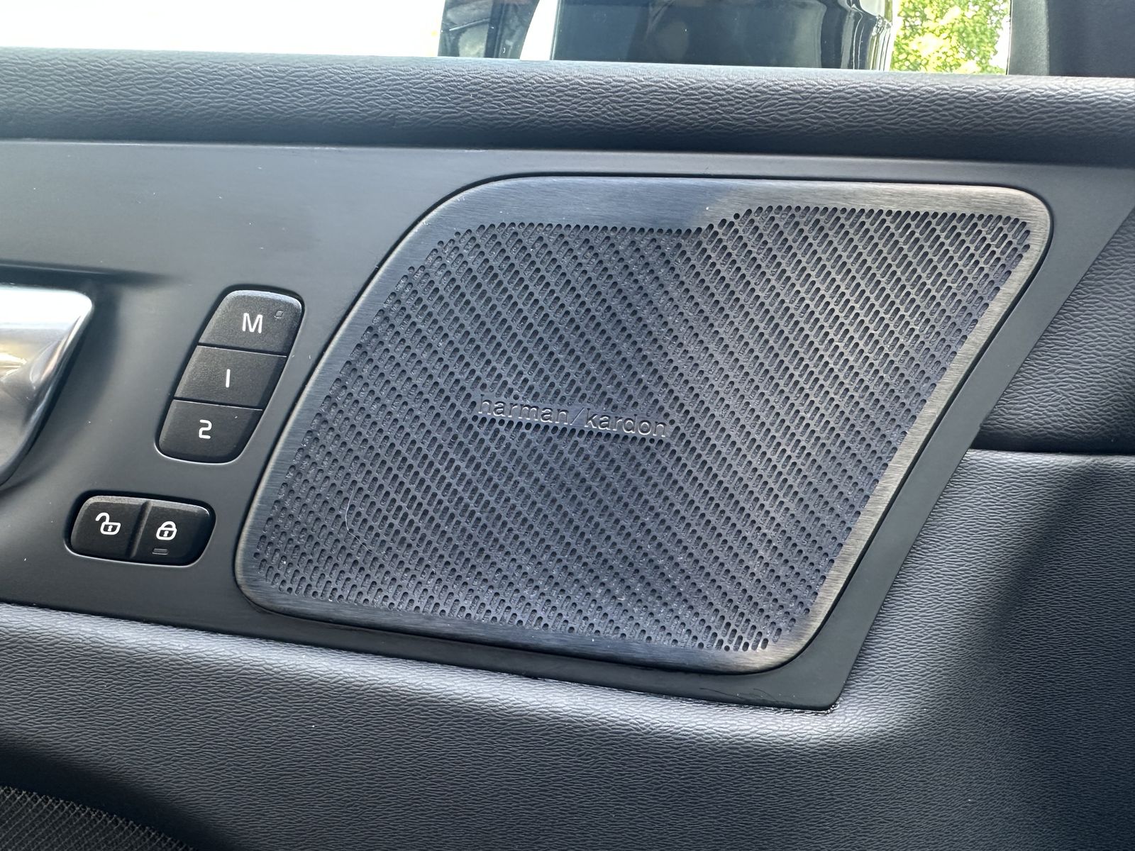 Fahrzeugabbildung Volvo XC60 B4 D Plus Dark NAV+LED+ACC+TOTW+AHK+H&K+1HD