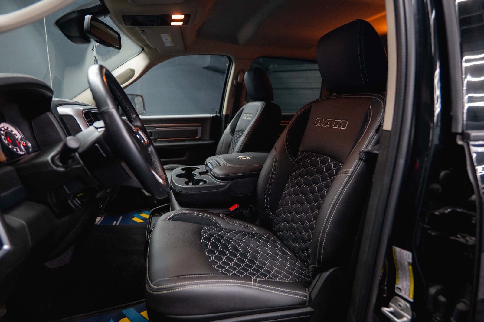 Fahrzeugabbildung Dodge RAM 3.6 V6 4x4 OFFROAD BLACK EDITION *LED*6Sitze