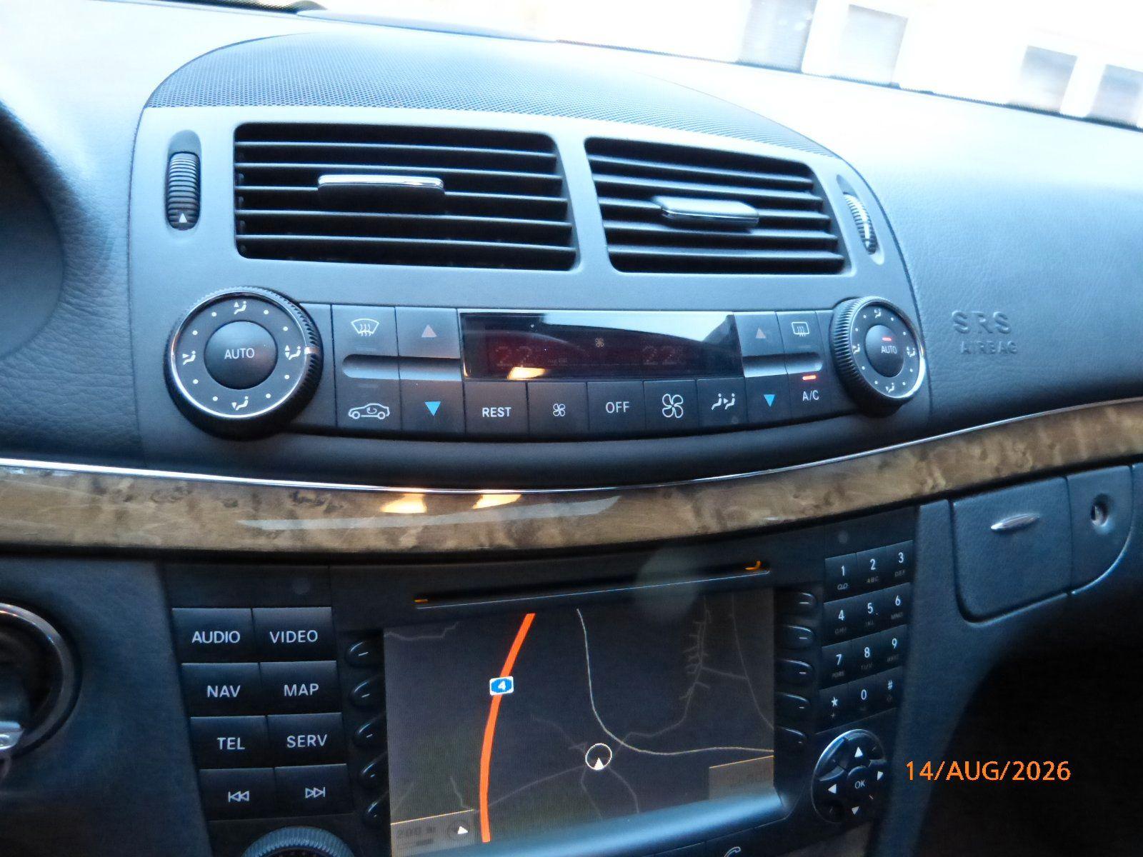 Mercedes-Benz E320 2005 — photo 12