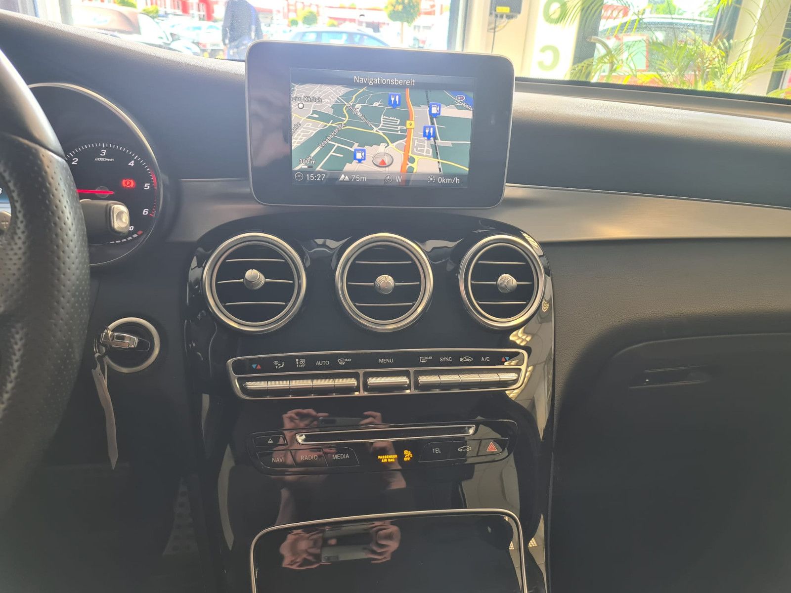 Fahrzeugabbildung Mercedes-Benz GLC 220 4Matic/LEDER/NAVI/SCHECKHEFT