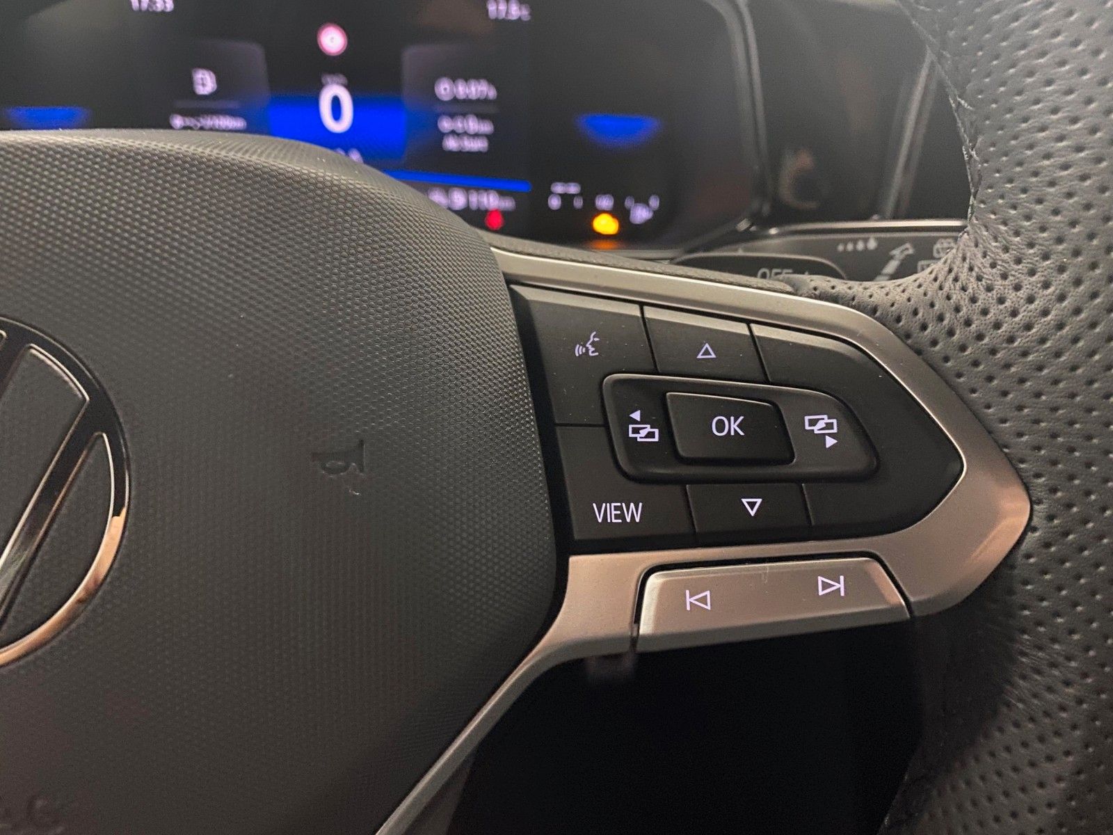 Fahrzeugabbildung Volkswagen T-Roc 1.5 TSI DSG R-Line+ACC+AHK+19"+KAMERA+LED+