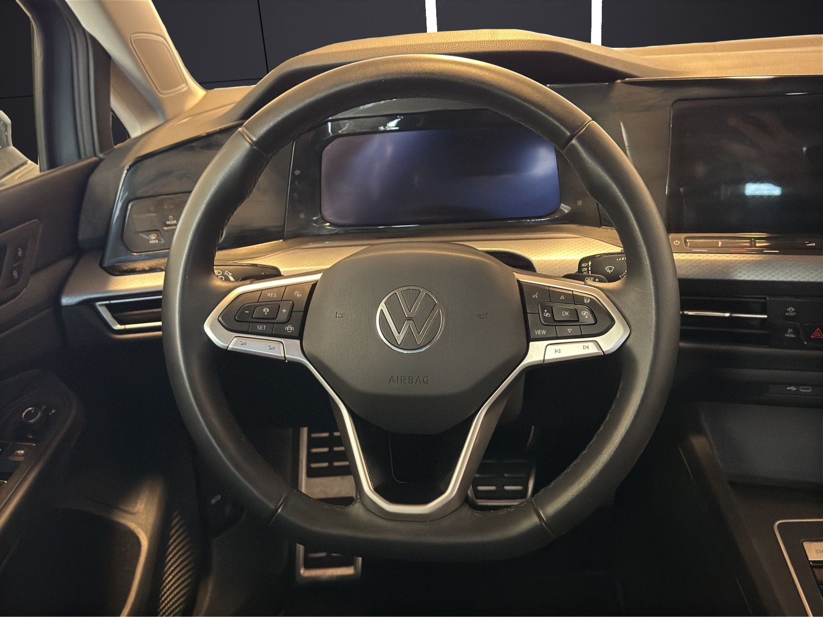 Fahrzeugabbildung Volkswagen Golf VIII Variant eTSI Active DSG LED ACC SH Nav