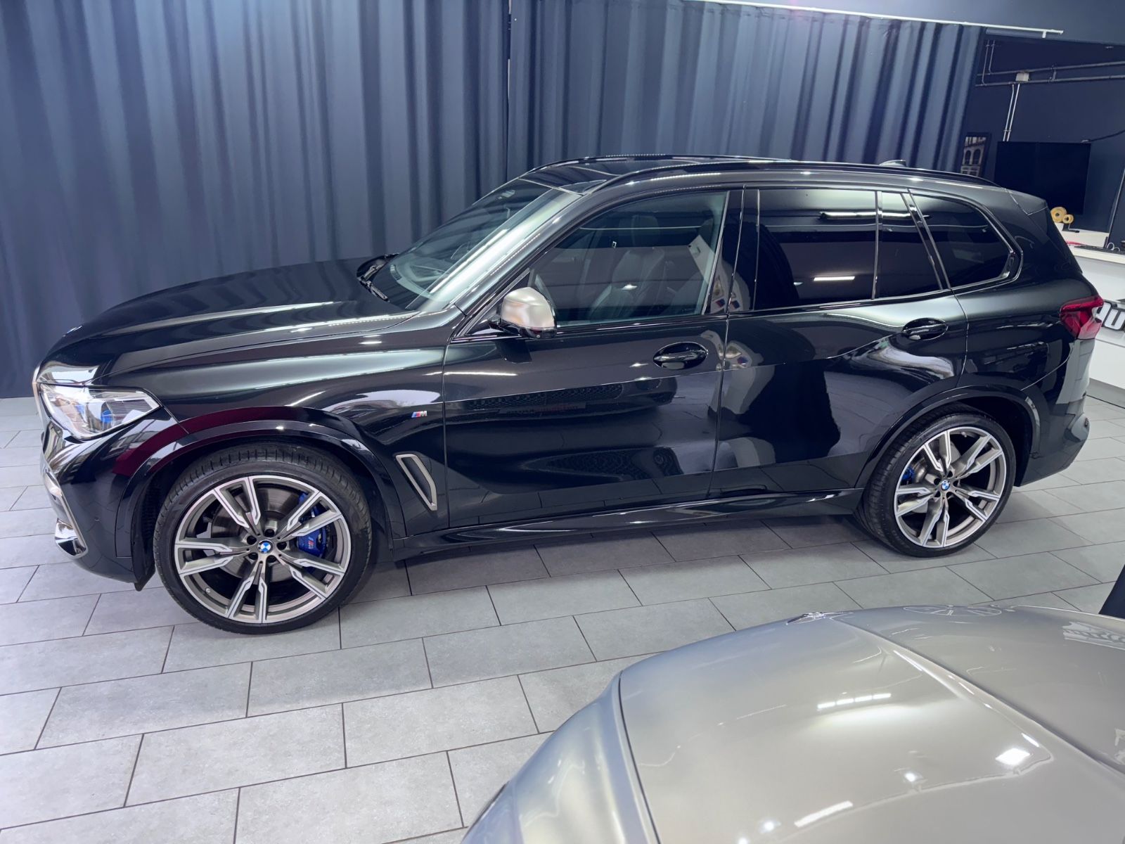 Fahrzeugabbildung BMW X5 M50d|BOWERS|LASER|PANO|MASSAGE|AHK|22-ZOLL|