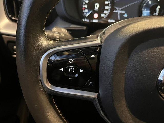 Fahrzeugabbildung Volvo XC60 Momentum Pro 2WD NAVI LEDER ALU