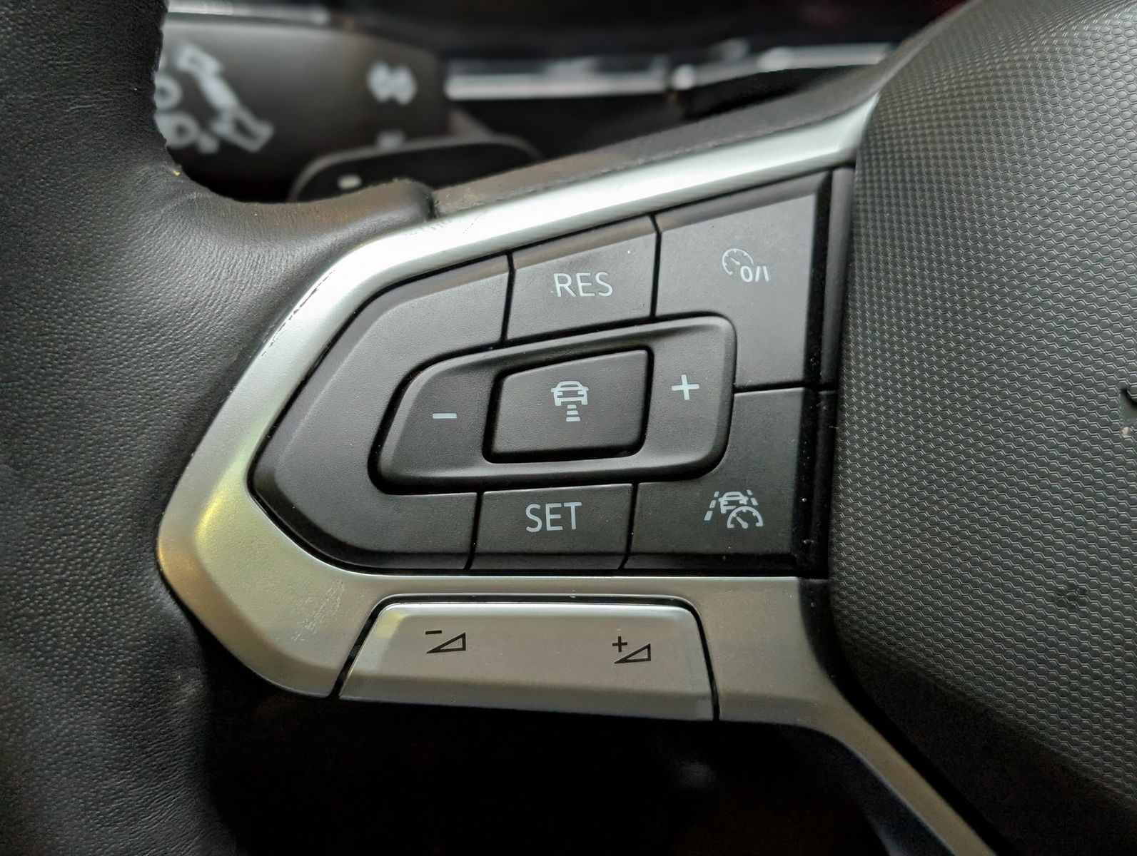 Fahrzeugabbildung Volkswagen Touran 2.0 DSG R-Line High. Pano 7-Si IQ.Dri AHK