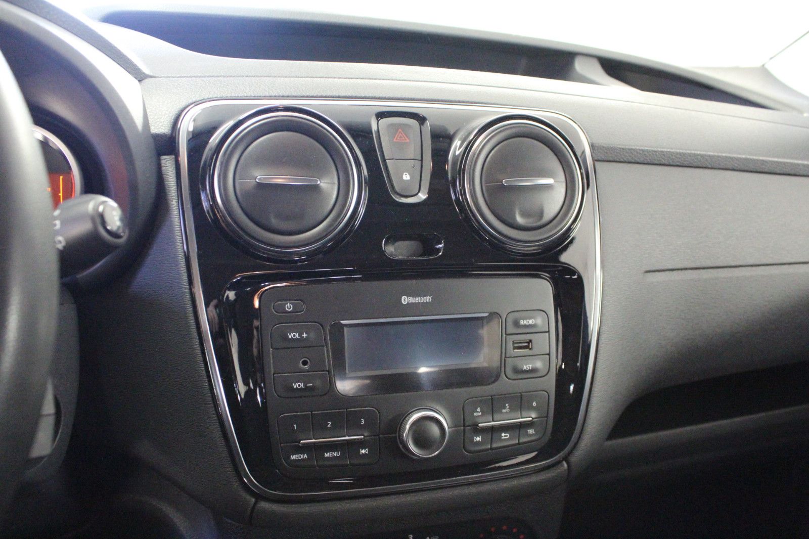 Fahrzeugabbildung Dacia Dokker 1.6 SCe 100 Laureate *Allwetterreifen*