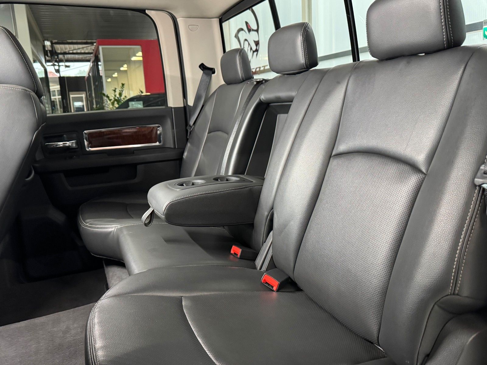 Fahrzeugabbildung Dodge RAM 5,7 Laramie Crew Cab LPG DVD RAM BOX 1.Hand