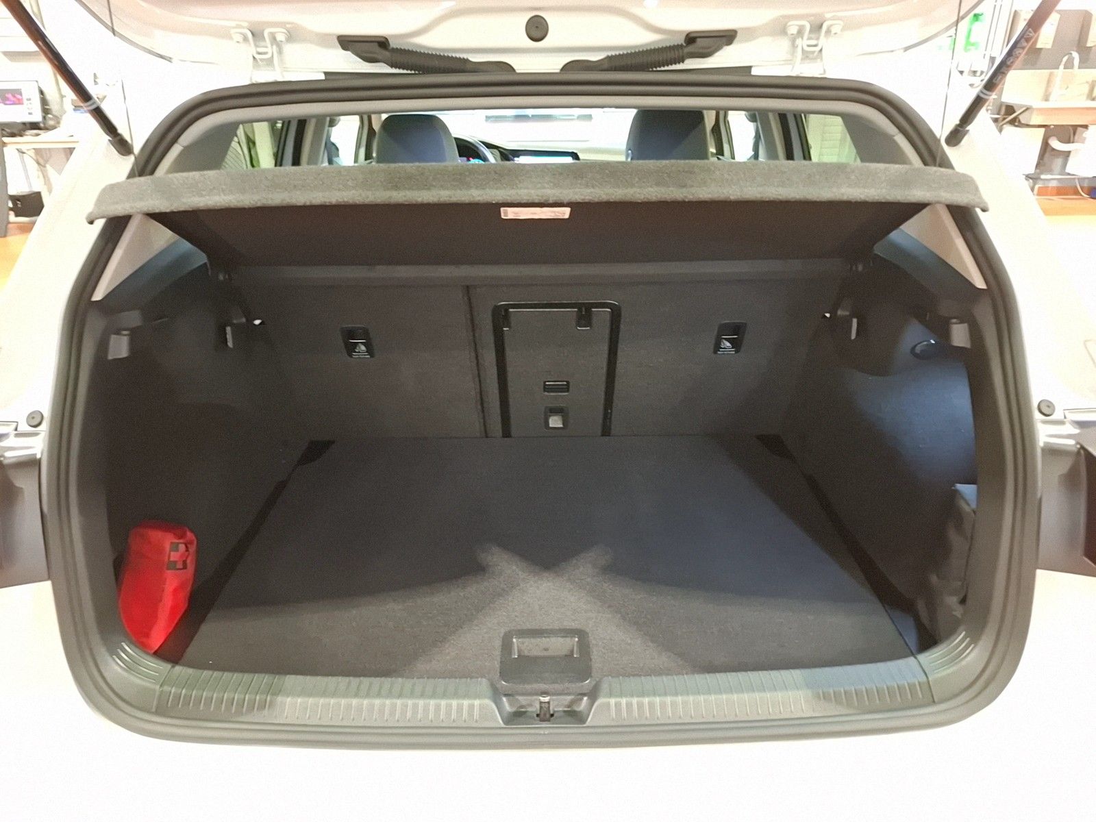 Fahrzeugabbildung Volkswagen Golf VIII TSI Move Matrix Navi AID Pano PDC SH L