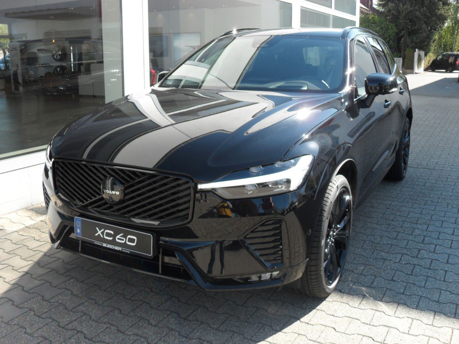 Fahrzeugabbildung Volvo XC 60 B5 Plus Black Edition AWD | Luftfederung