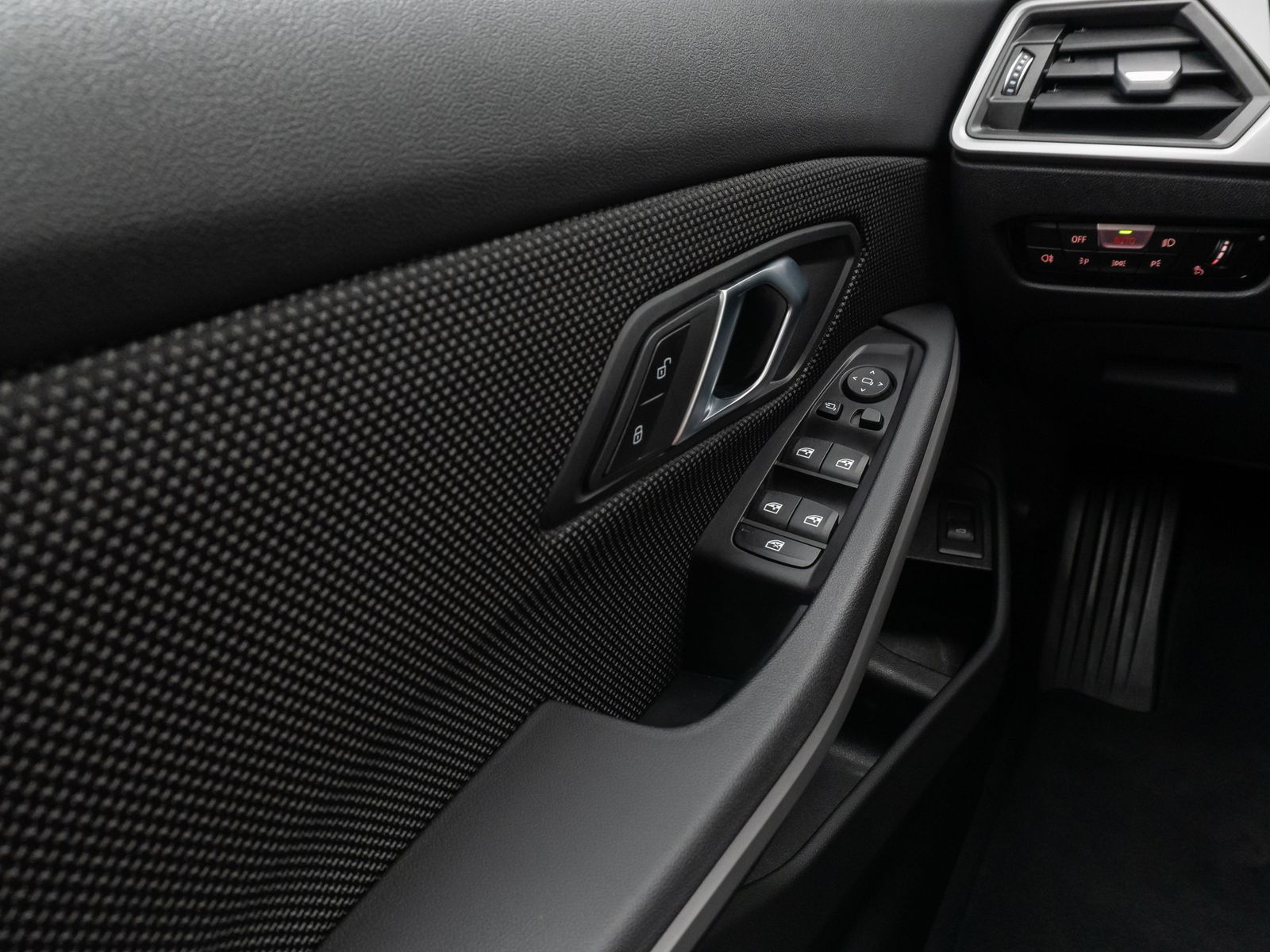 Fahrzeugabbildung BMW 320d DAB HiFi PDC Fernlichtassist Komfort Alarm