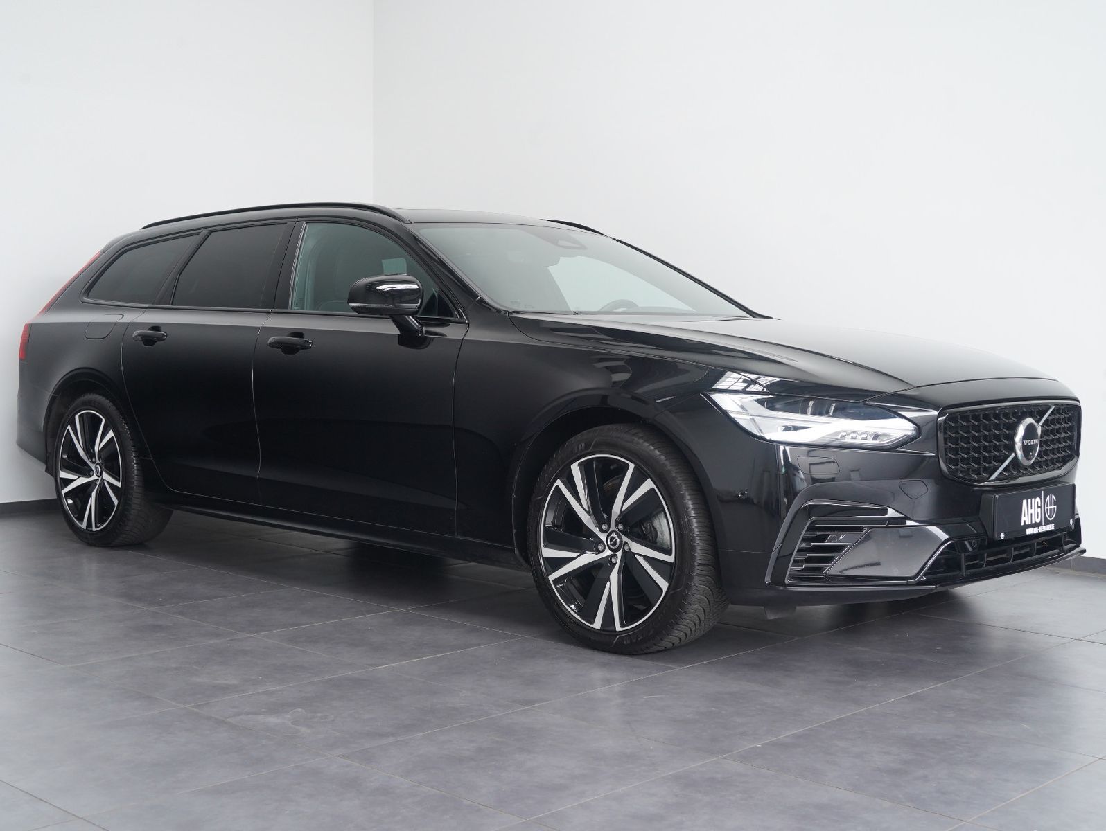Fahrzeugabbildung Volvo V90 T6 AWD Recharge Plug-In Plus Dark