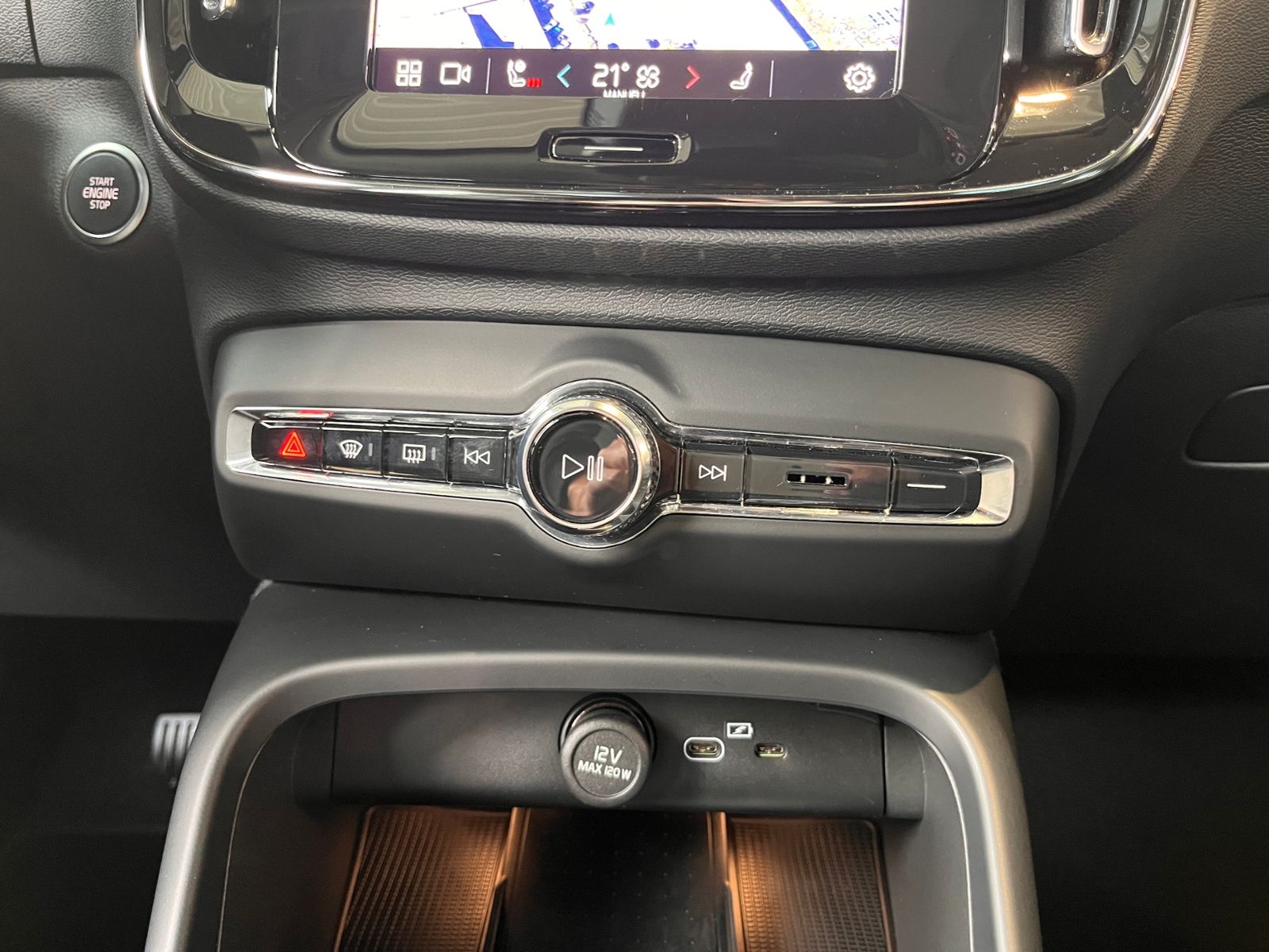 Fahrzeugabbildung Volvo XC40 Ultra Dark PANO AHK 21" 360° KAM