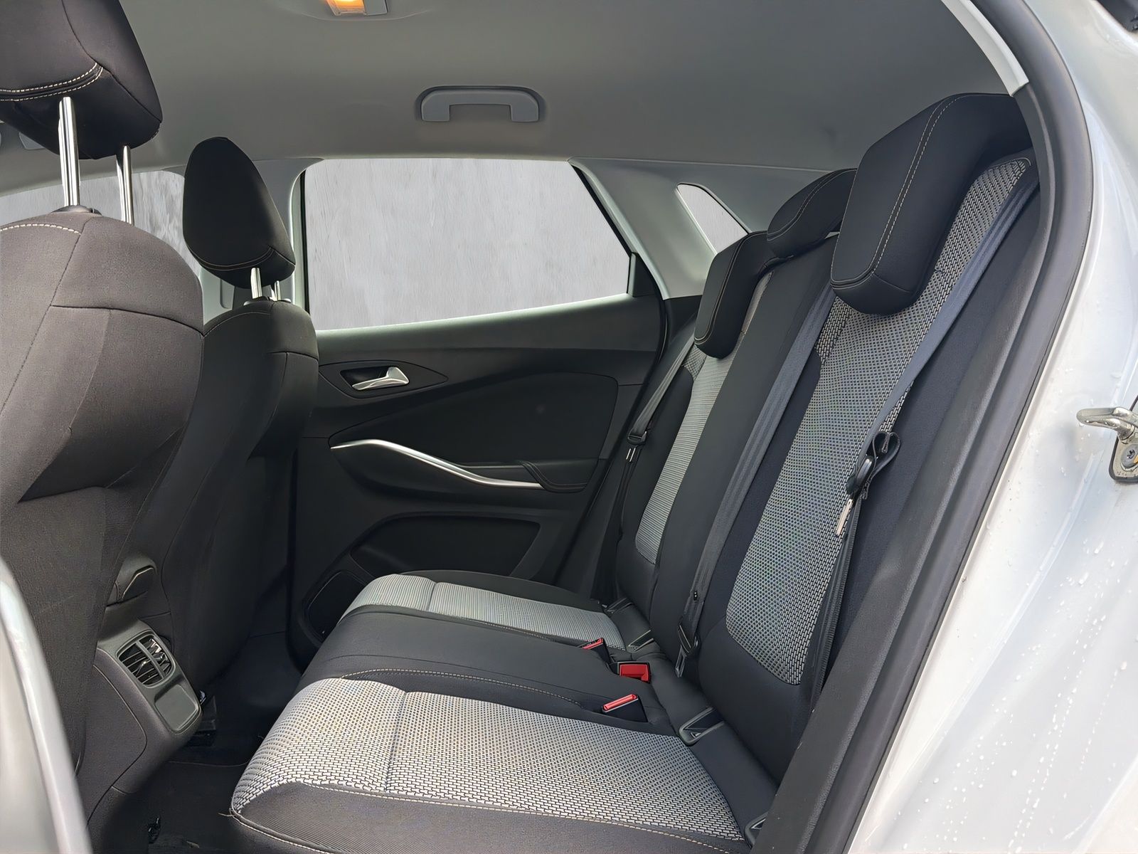 Fahrzeugabbildung Opel Grandland Edition SITZHEIZ. PDC 2 ZONEN KLIMAAUT