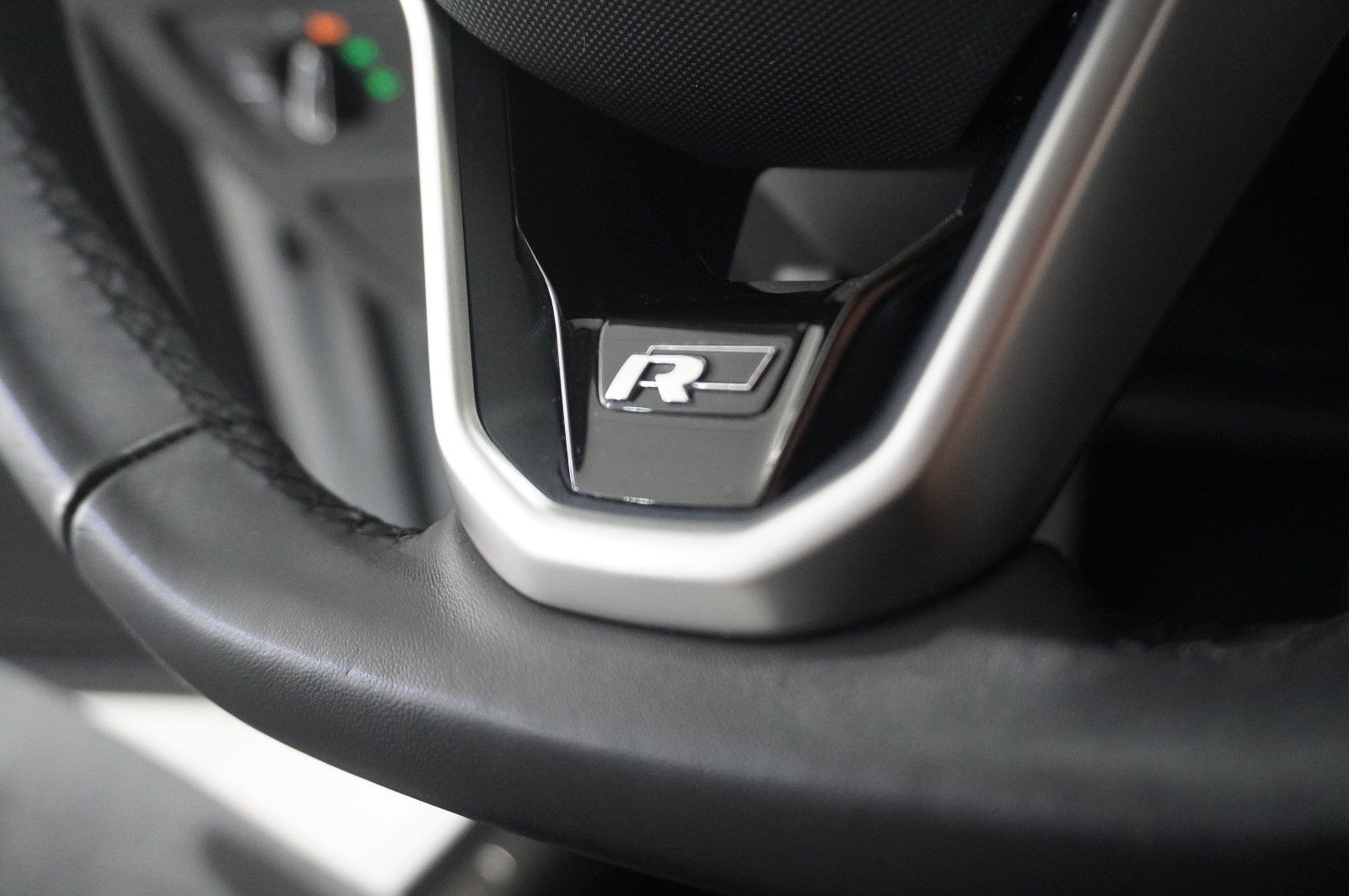 Fahrzeugabbildung Volkswagen Passat Vari. 2.0D R-LINE 4M NAVI/LED/KAMERA/AHK