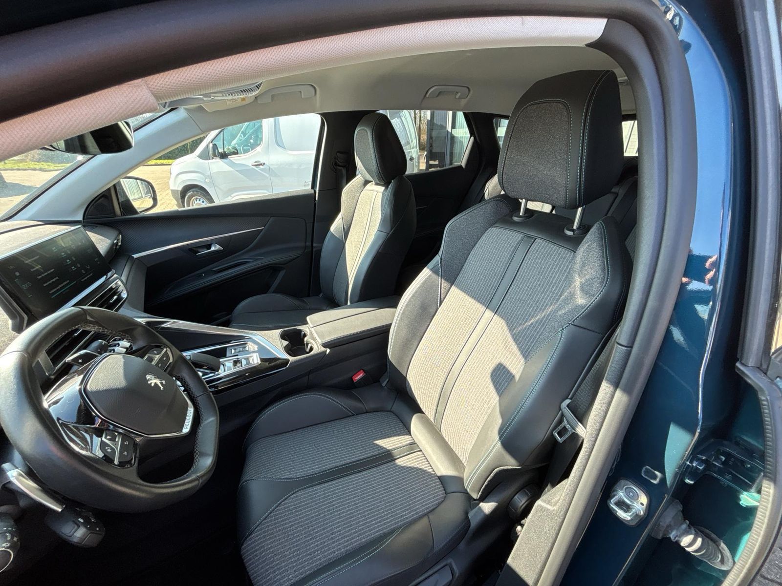 Fahrzeugabbildung Peugeot 3008 Plug-In Allure+SHZ+LED+PDC+ACC+USB+AWR+
