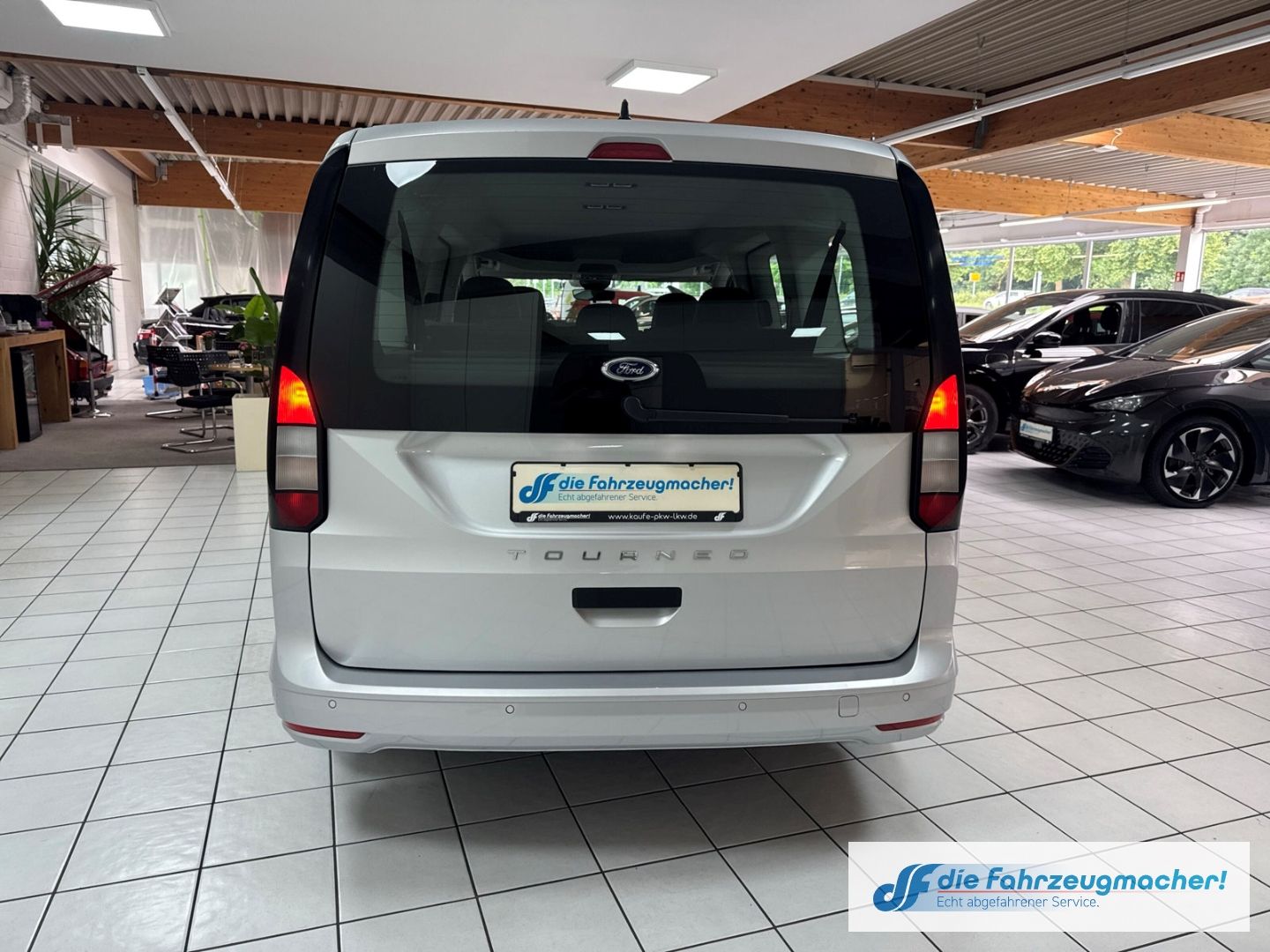 Fahrzeugabbildung Ford Grand Tourneo Connect Trend 7-Sitzer Apple CarPl