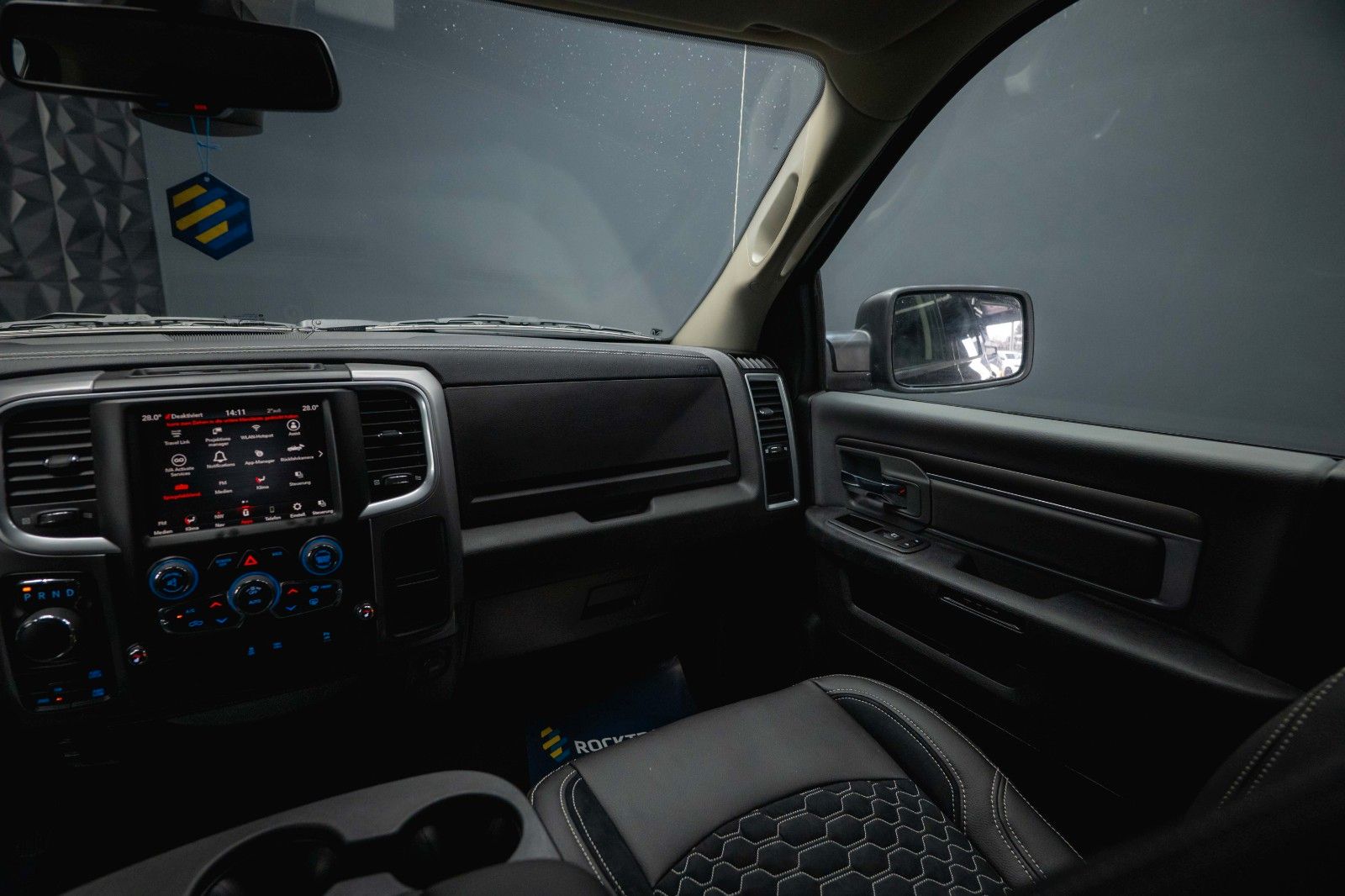 Fahrzeugabbildung Dodge RAM 3.6 V6 4x4 OFFROAD BLACK EDITION *LED*6Sitze