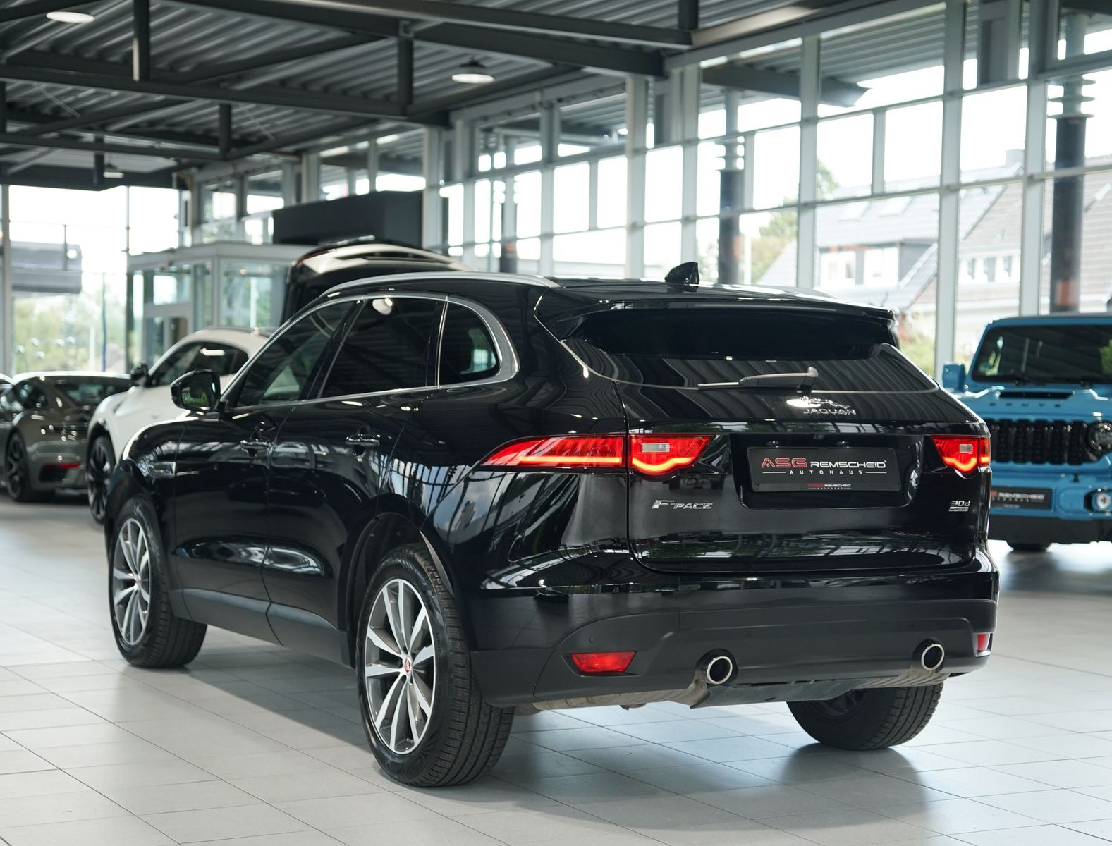 Jaguar F Pace