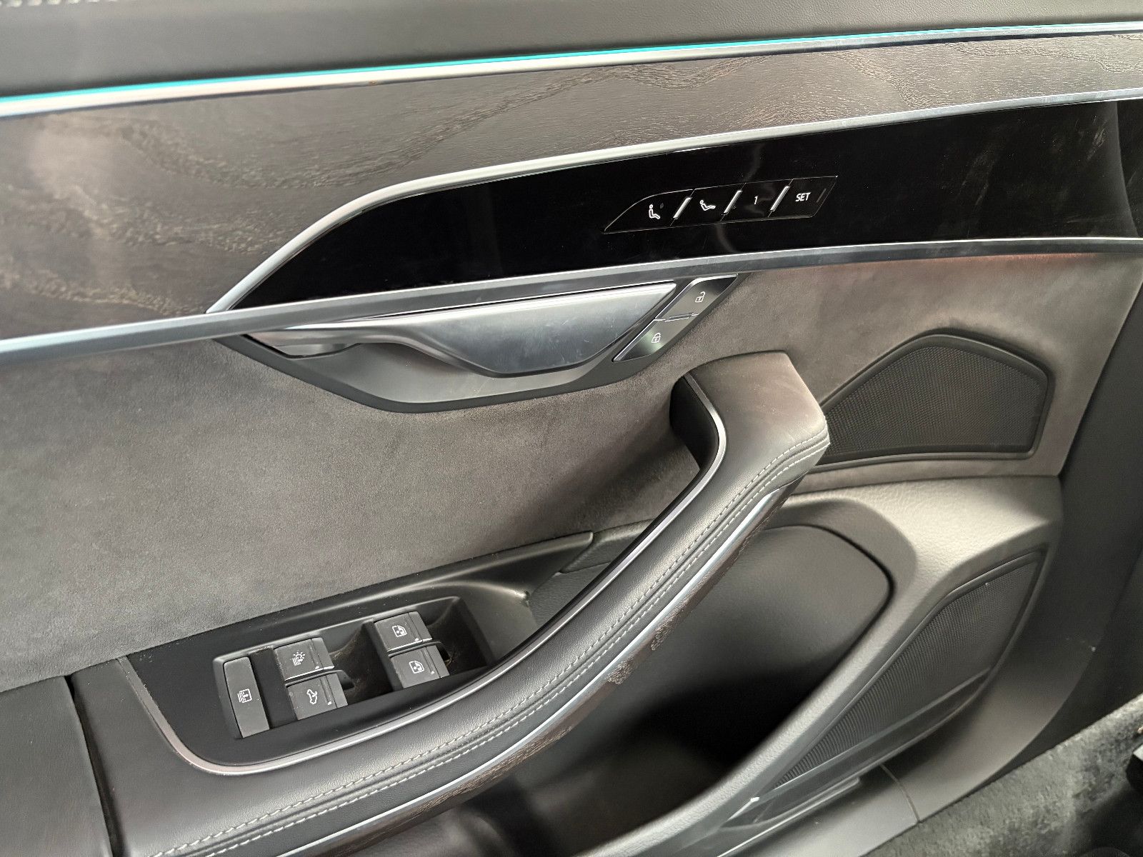 Fahrzeugabbildung Audi A8 60 TFSI e L quattro/Chauffeur-Paket/Fond-TV/