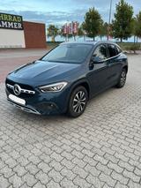 Mercedes-Benz GLA 180  - blaue Mercedes-Benz GLA 180