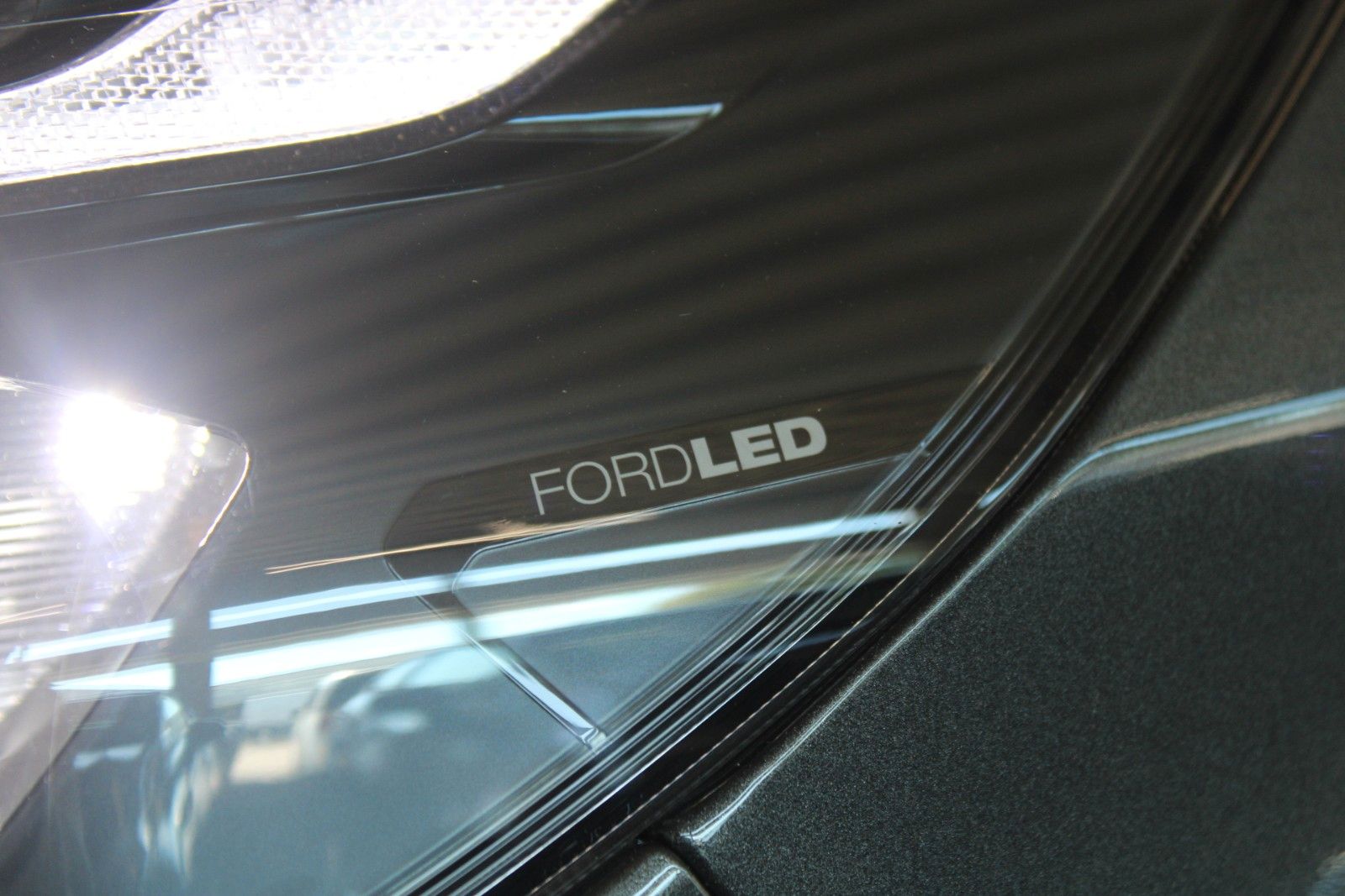 Fahrzeugabbildung Ford Tourneo Custom L2 8-Sitzer Titanium AHK LED ACC