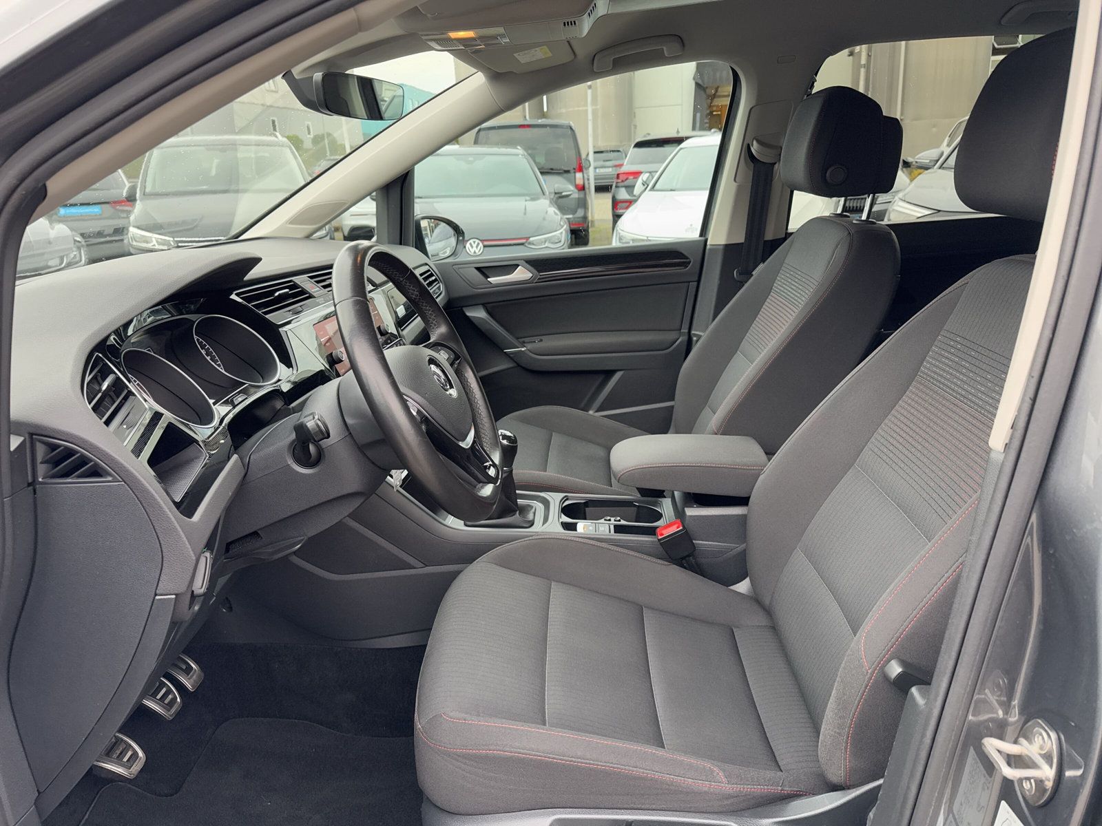 Fahrzeugabbildung Volkswagen Touran 1.2 TSI Sound 7-Sitzer LED APP