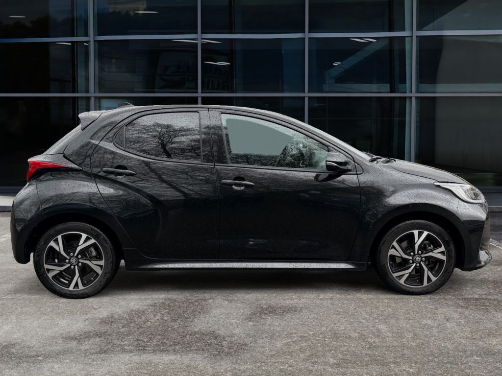Fahrzeugabbildung Toyota Yaris Hybrid 116 1.5 VVT-i Team Deutschland