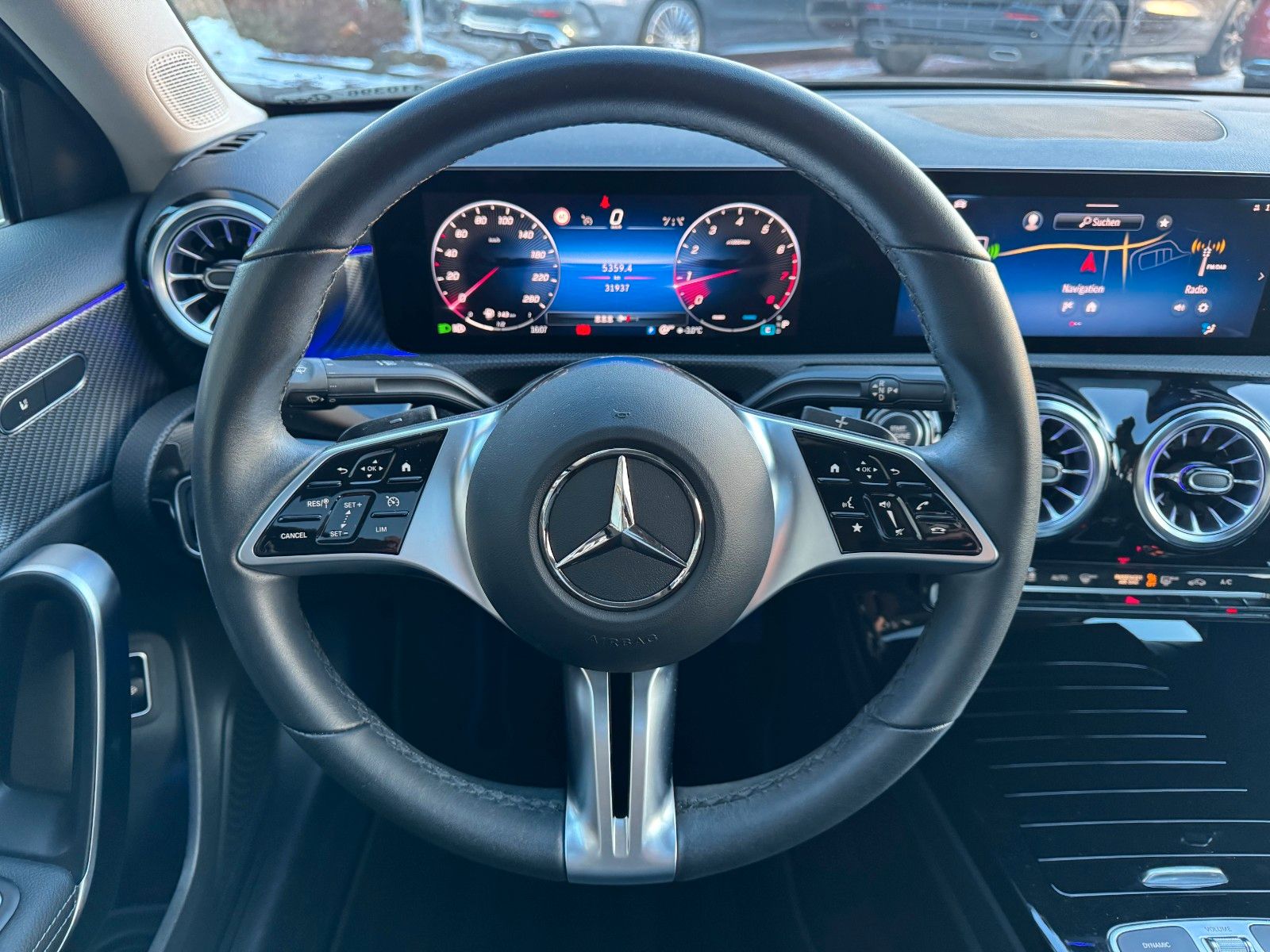 Fahrzeugabbildung Mercedes-Benz A 180 Pano+Ambiente+MBUX+Keyless+Leder+AMG18`