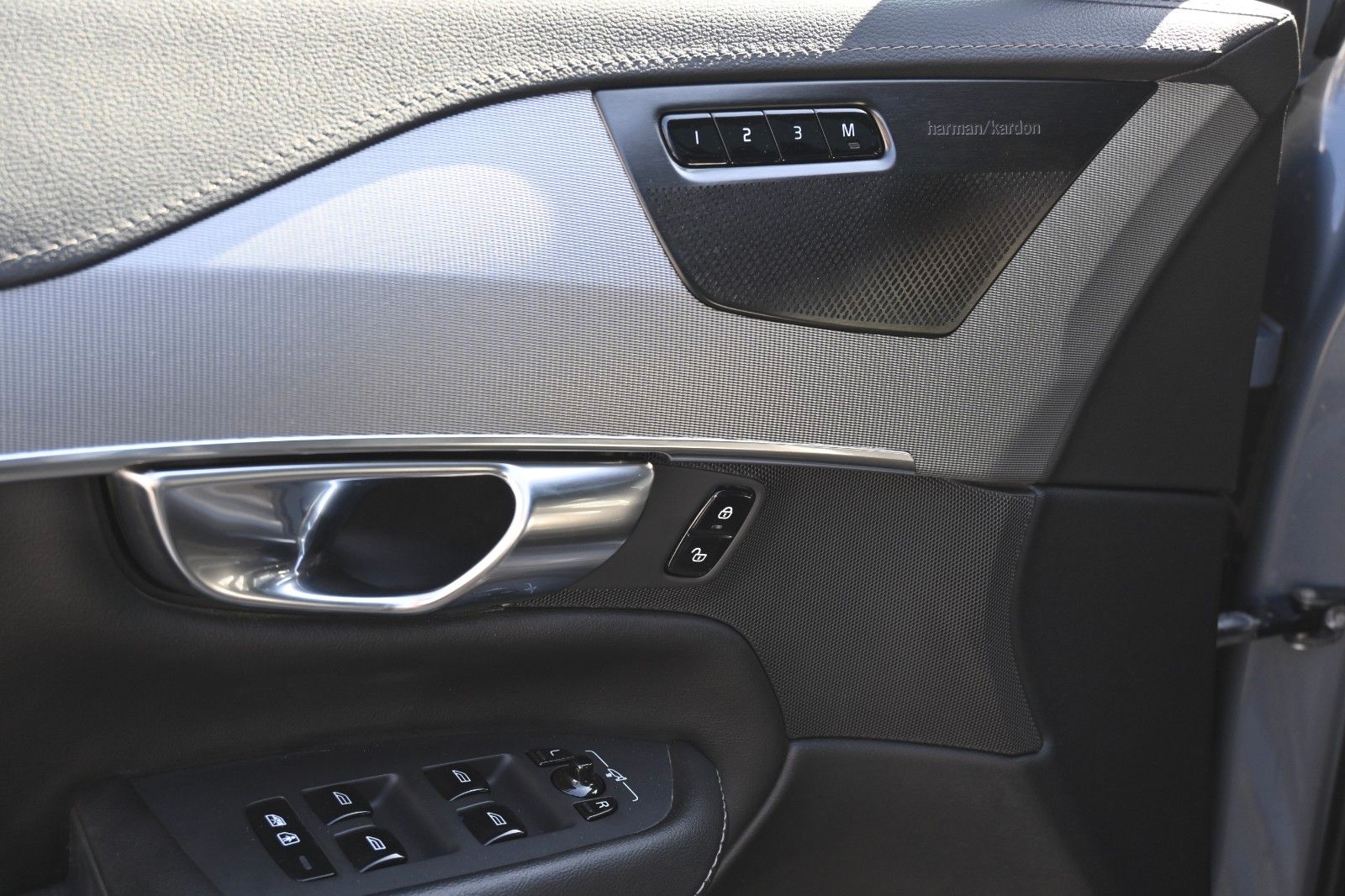 Fahrzeugabbildung Volvo XC90 R Design RC T8 Plug-In Hyb.AWD*LUFT*AHK*LED