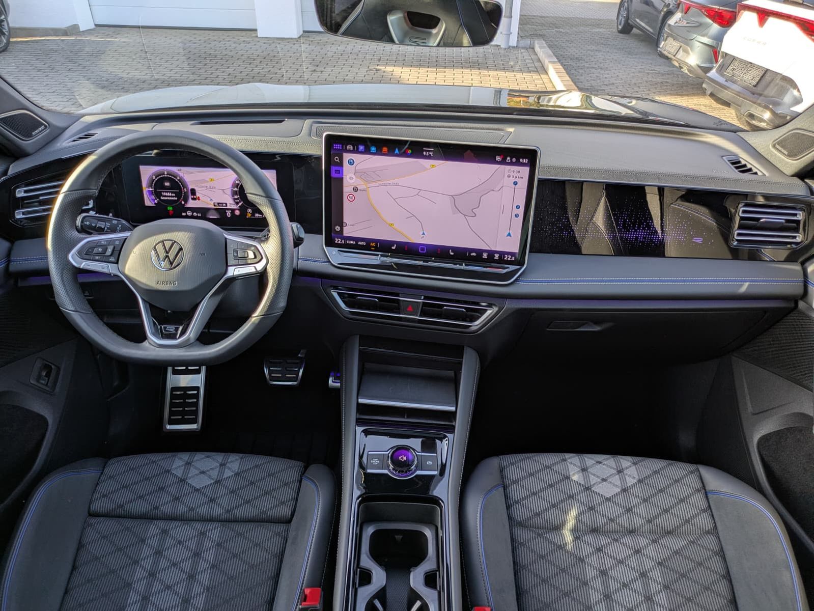 Fahrzeugabbildung Volkswagen Tiguan 2.0TDI R-Line 4M Pano Black Matrix AHK 20