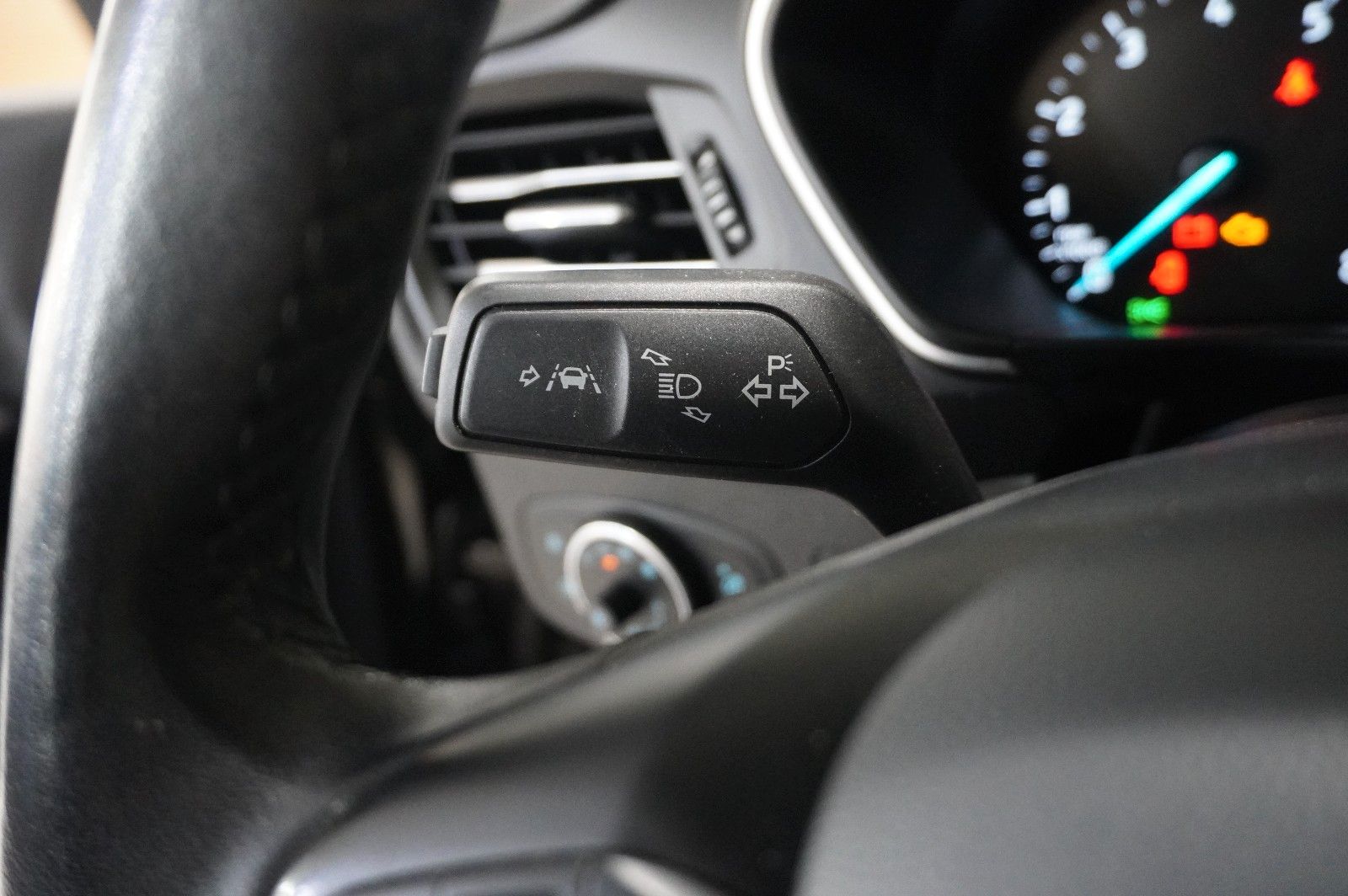 Fahrzeugabbildung Ford Focus Lim. 1.0 COOL & CONN. NAVI/LED/SPORT/SHZ