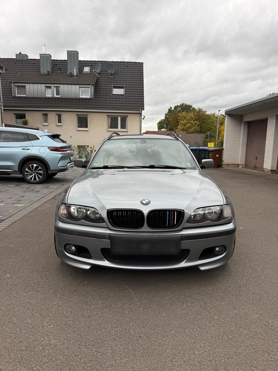 BMW 318 2004 — rear view