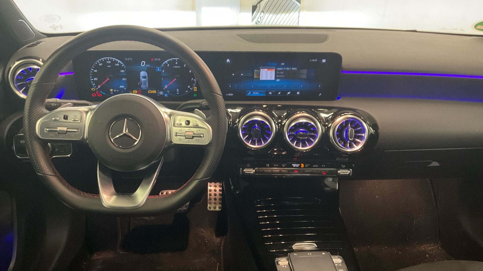 Fahrzeugabbildung Mercedes-Benz A 200 AMG-Line Pano Night Tempomat Kamera Ambi.