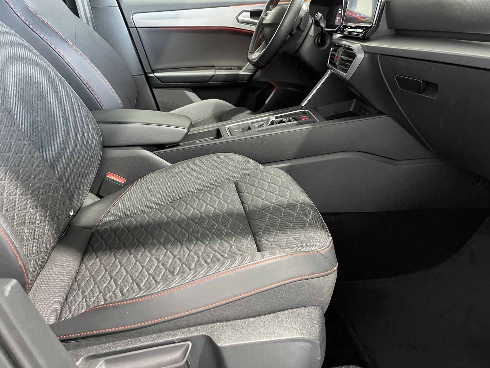 Fahrzeugabbildung SEAT Leon FR 2.0 TDI*LED*Navi*Beats*ACC*Navi*