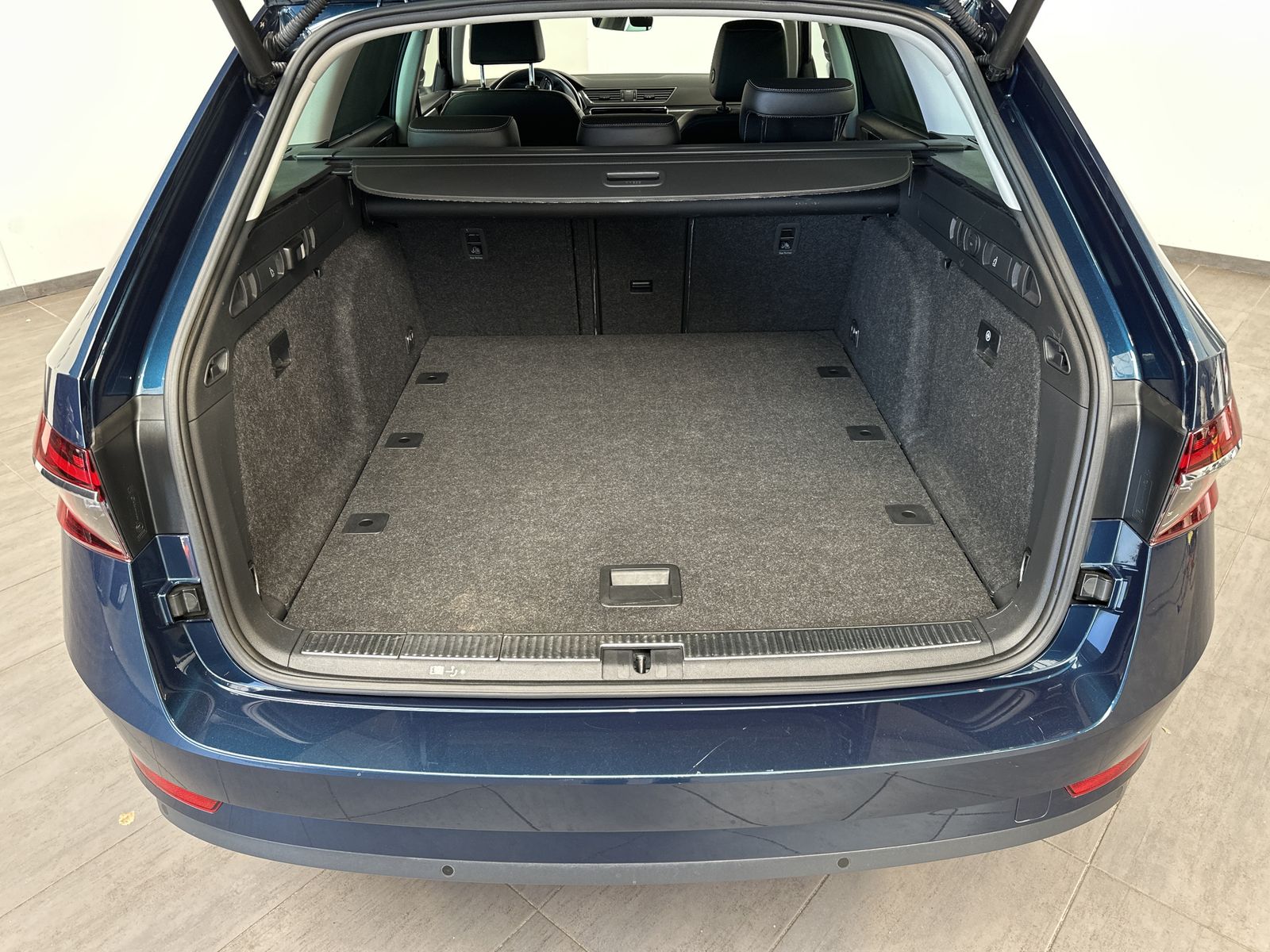 Fahrzeugabbildung SKODA Superb Combi 2.0 TDI Premium Edition NAV+LED+AHK