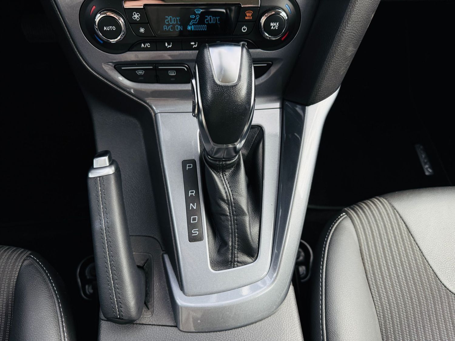 Fahrzeugabbildung Ford Focus 2,0 TDCi, TITANIUM, Automatik, Klima, PTS,