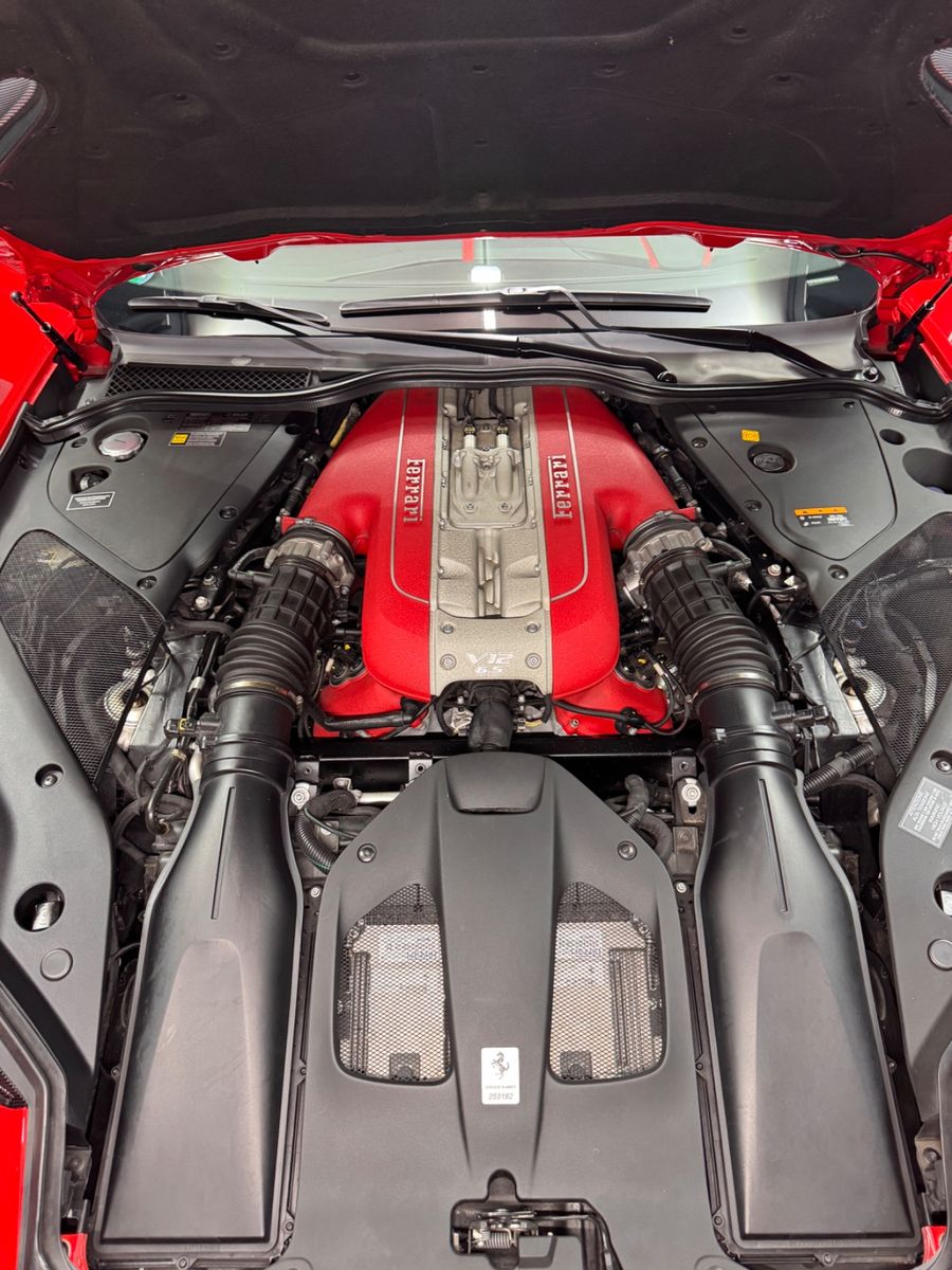 Fahrzeugabbildung Ferrari 812 Superfast|CARBON-SCHALENSITZE|360"KAMERA|ACC