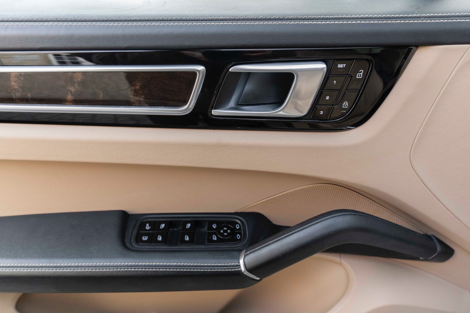 Fahrzeugabbildung Porsche Cayenne E-Hybrid SPORT-CHRONO BURMESTER 360° LED