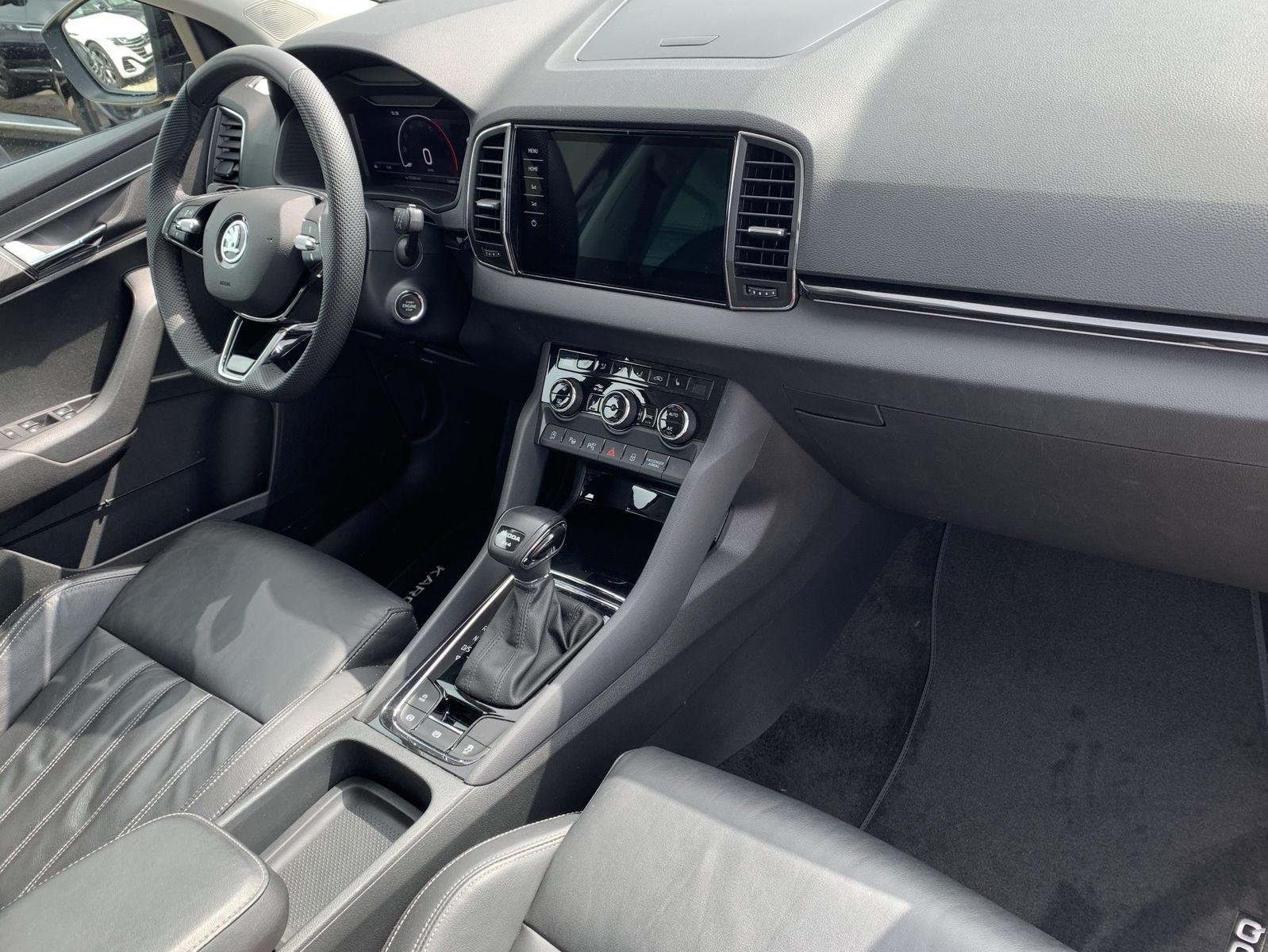 Fahrzeugabbildung SKODA Karoq 2.0 TDI*4x4*AHK*STHZ*Leder*360°Cam*Pano*