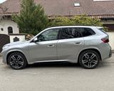 BMW iX1 xDrive30 - - silberne BMW iX1