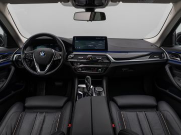 Fahrzeugabbildung BMW 530d xDr Tour AHK  Pano ACC HUD Komfortsitz