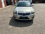 Toyota Avensis Kombi 2.2 D-4D D-CAT 177 PS - Toyota Avensis aus 2004 mit Diesel-Antrieb