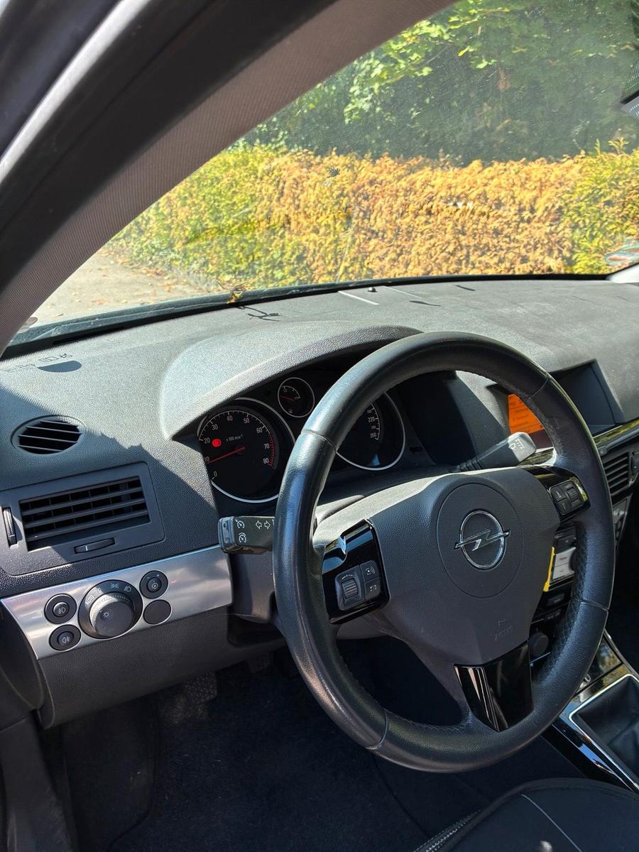 Opel Astra 2010 — photo 13