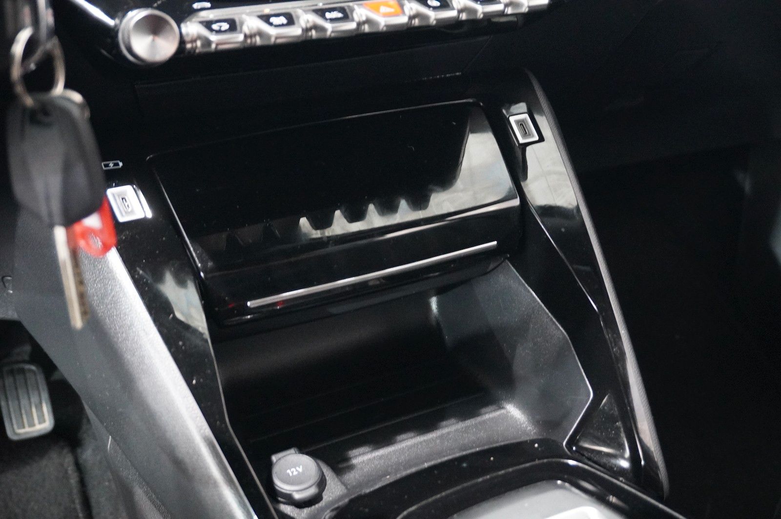 Fahrzeugabbildung Peugeot 2008 1.2 HYBRID ALLURE E-DSC NAVI/LED/SPORT/VIRT