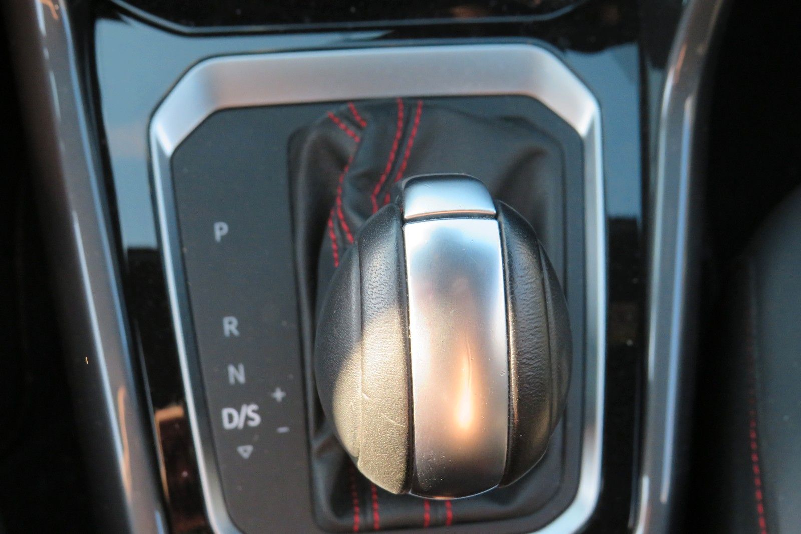 Fahrzeugabbildung Volkswagen T-Roc Sport ACC LED PDC NAVI DAB 1.HAND