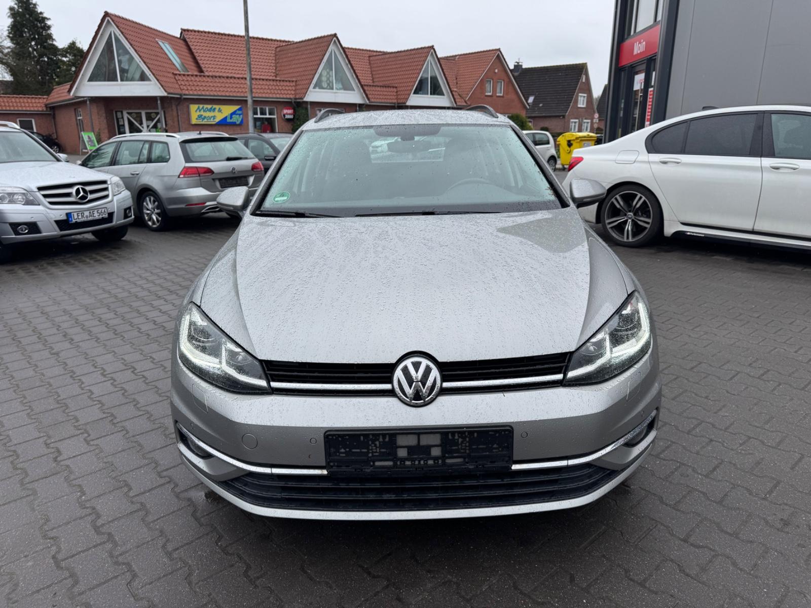 Volkswagen Golf VII Var Comf DSG MFL ACC NAVI AHK SHZ TOP