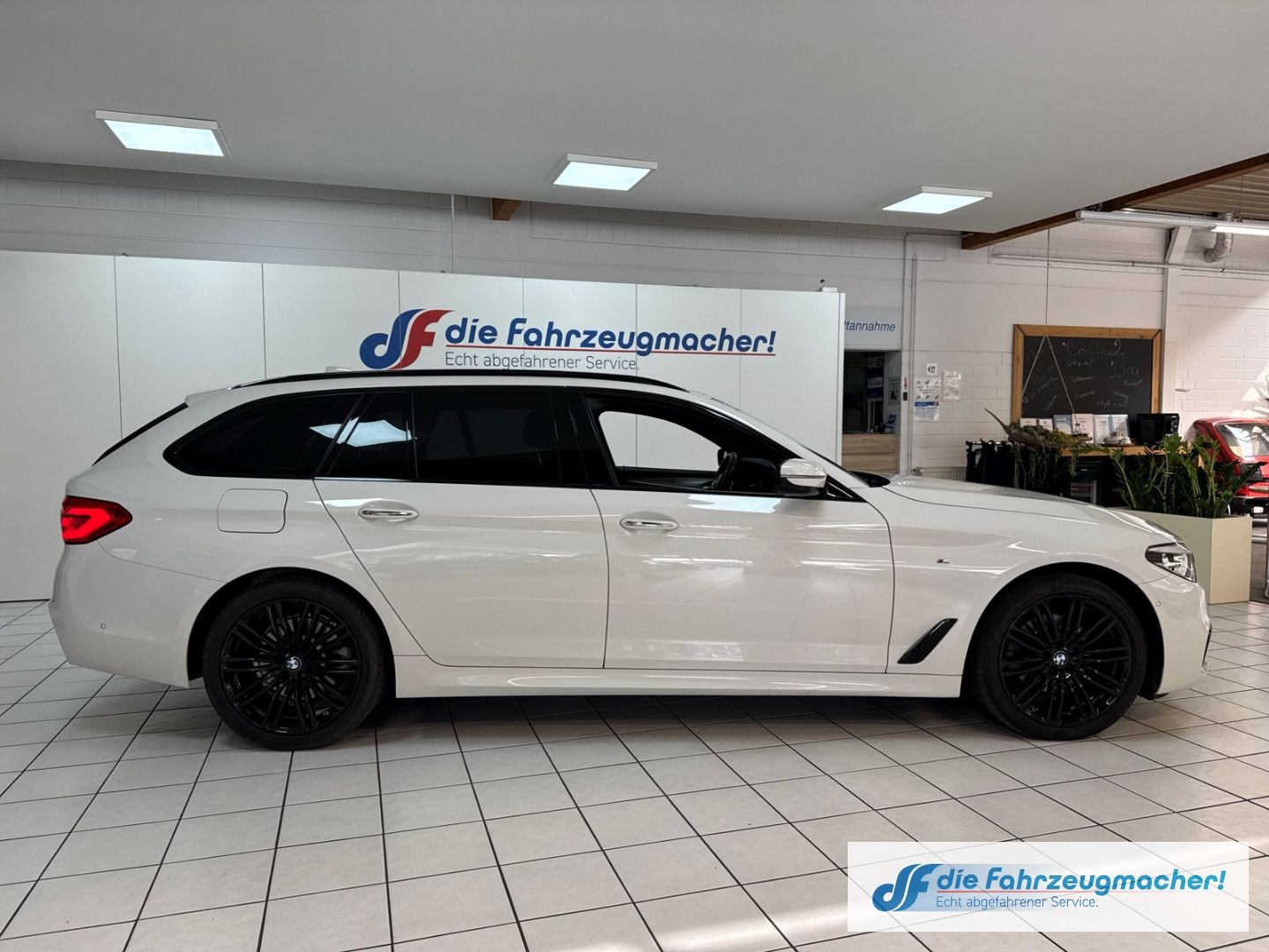 Fahrzeugabbildung BMW 520 d xDrive M Sport Touring Park-Assistent Spor